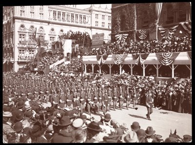 Uitzicht op de menigte en een marcherende militaire groep in de Dewey Parade op Fifth Avenue, New York, 1899 door Byron Company